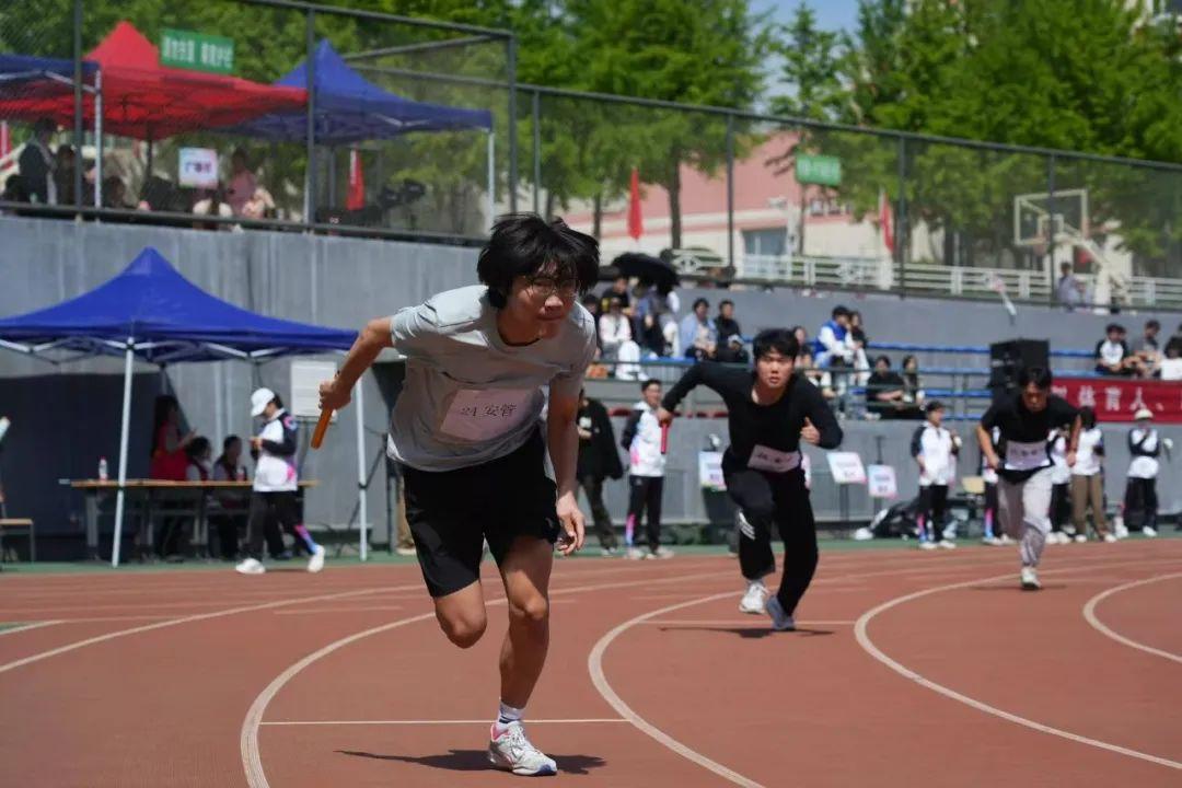 米乐体育官网-田径比赛风云激荡，选手速度快若闪电的简单介绍