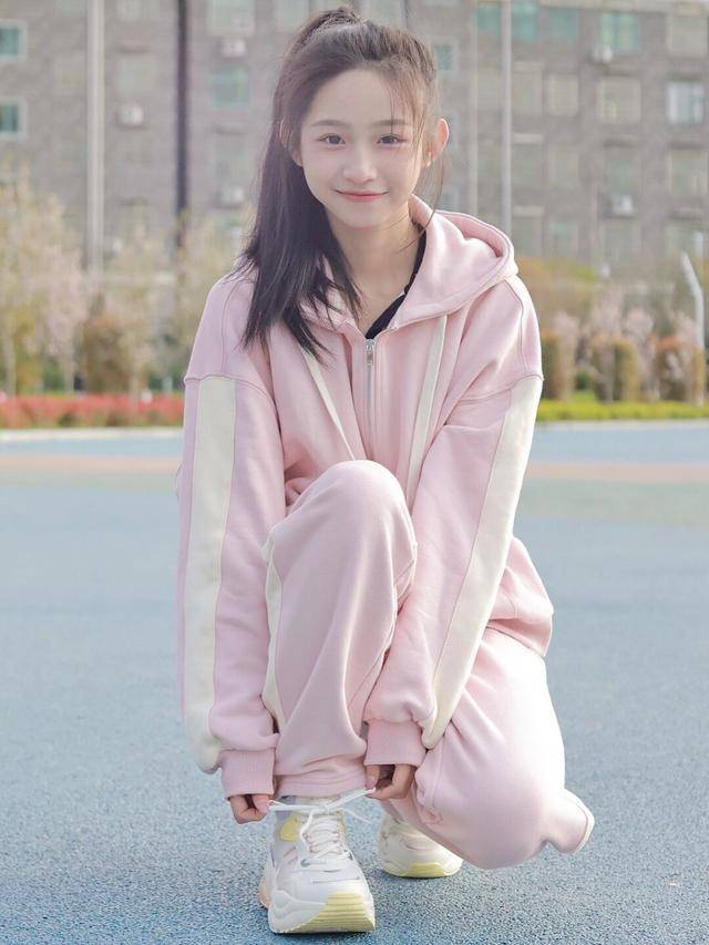 包含年轻气盛：女子足球比赛中的青春活力的词条